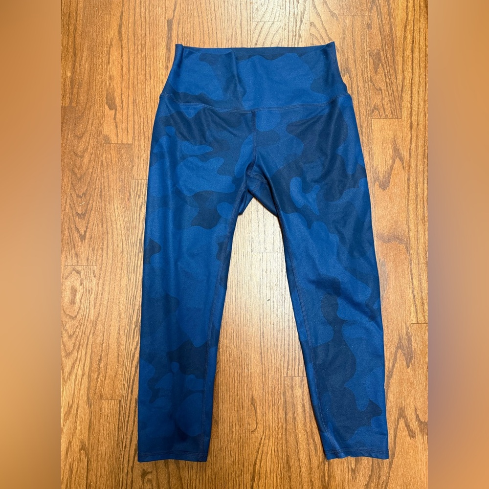 Alo Yoga Blue Camo Print Athletic Cropped Leggings
